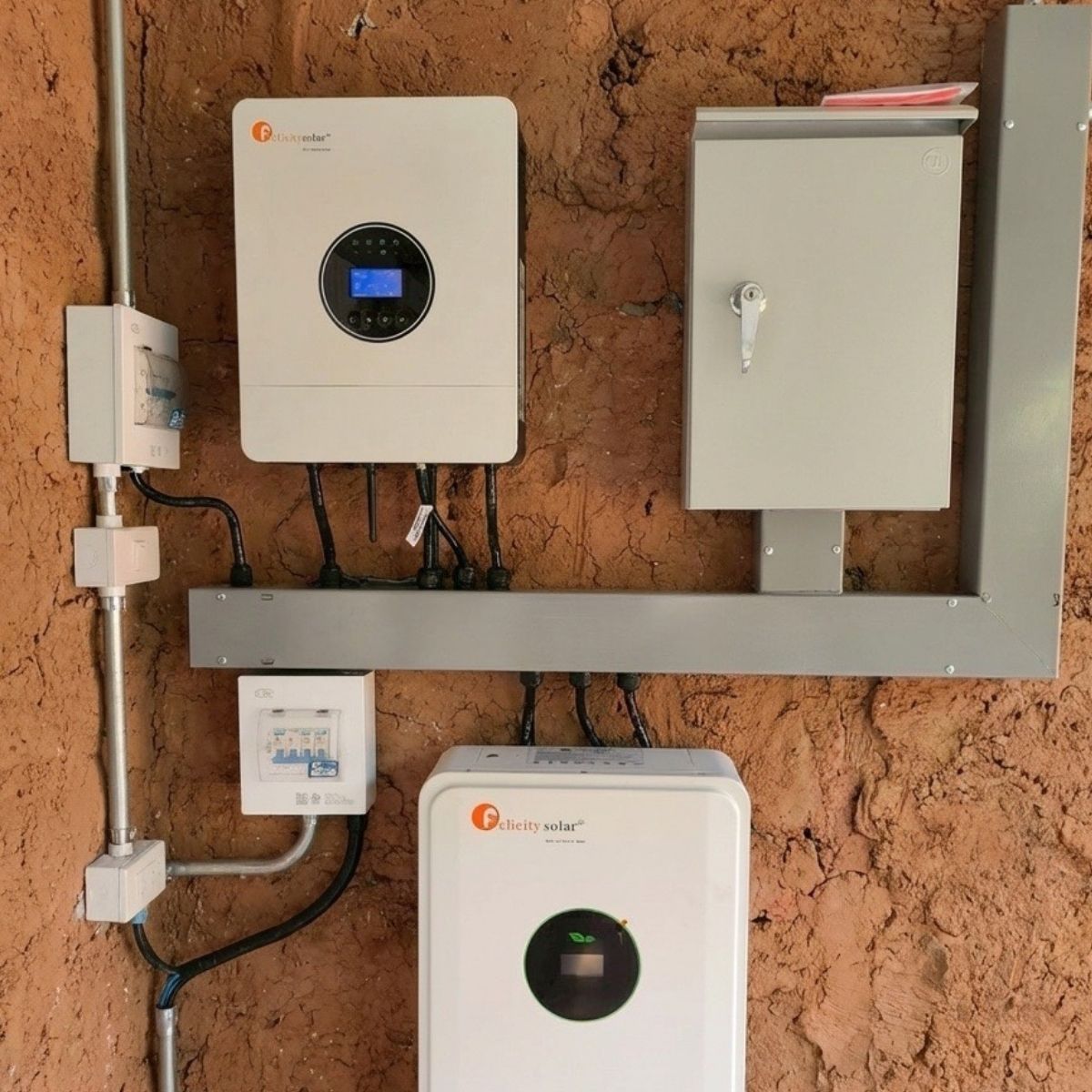ระบบโซลาร์เซลล์ Off Grid สำหรับบ้านดินขนาดเล็ก อินเวอร์เตอร์ 5kW แบตเตอรี่ 5kWh ใช้ไฟฟ้าอยู่อาศัยได้จริง